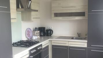 Kjøleskap, ovn, kokeplater og kaffetrakter/tekoker