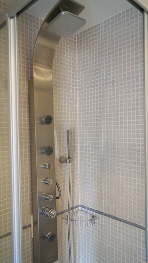 Shower, hair dryer, towels, soap - 2 room apartment, 50 meter from the beach, common pool (Kanaren)