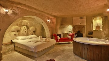 Honeymoon Room | 1 bedroom, soundproofing, iron/ironing board, bed sheets