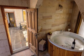 Stone Room 2 | Salle de bain | Douche, douche à « effet pluie », articles de toilette de luxe