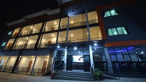 Un hotel de varios pisos con balcones, una entrada destacada y un letrero que indica que es un hotel Marriott.