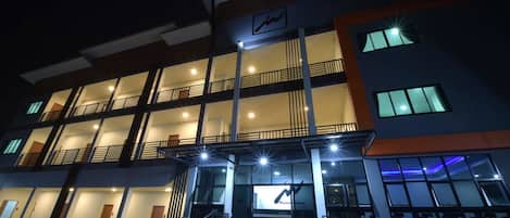 Fachada del alojamiento - Noche