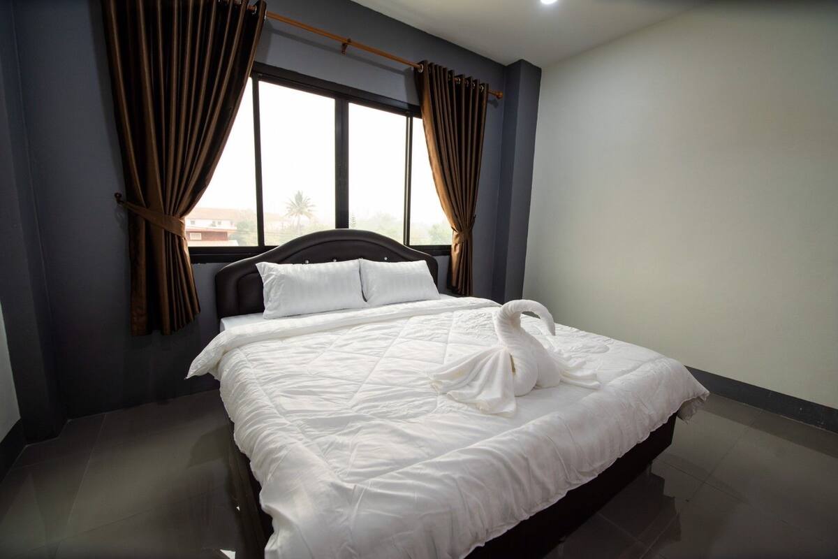 Cortinas blackout, wifi gratis y ropa de cama 