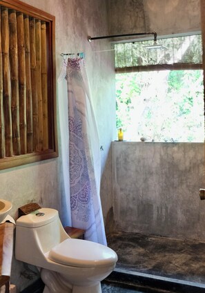 Shower, towels, soap, shampoo - Casa El Camino loft (Cobano, Puntarenas)