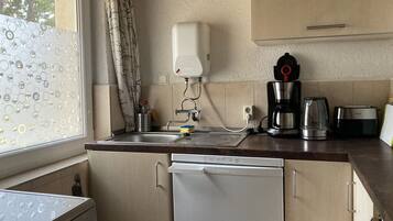 KĂŒhlschrank, Ofen, Herdplatte, Wasserkocher mit Kaffee-/Teezubehör