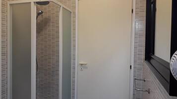 Douche, douche à « effet pluie », articles de toilette gratuits