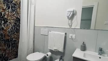 Habitación Deluxe | Baño | Regadera, regadera tipo lluvia, amenidades de baño gratuitas