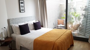 Egyptian cotton sheets, premium bedding, blackout drapes, soundproofing - Calçada Guesthouse (Tavira)
