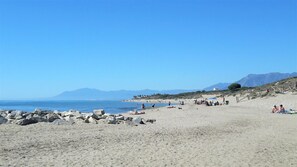 Vlak bij het strand, ligstoelen aan het strand, strandlakens