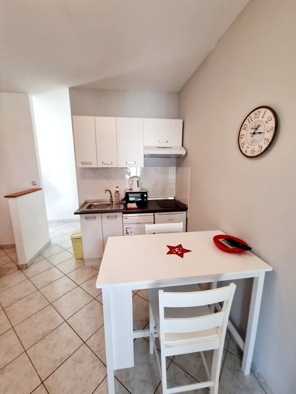 Fridge, stovetop, dishwasher, coffee/tea maker