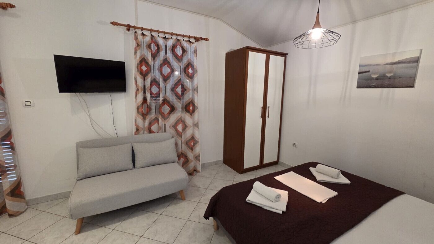 Free WiFi, bed sheets
