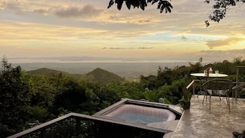 Barraca panorâmica, 1 cama Queen, banheira de imersão, vista para a montanha | Terraço/pátio