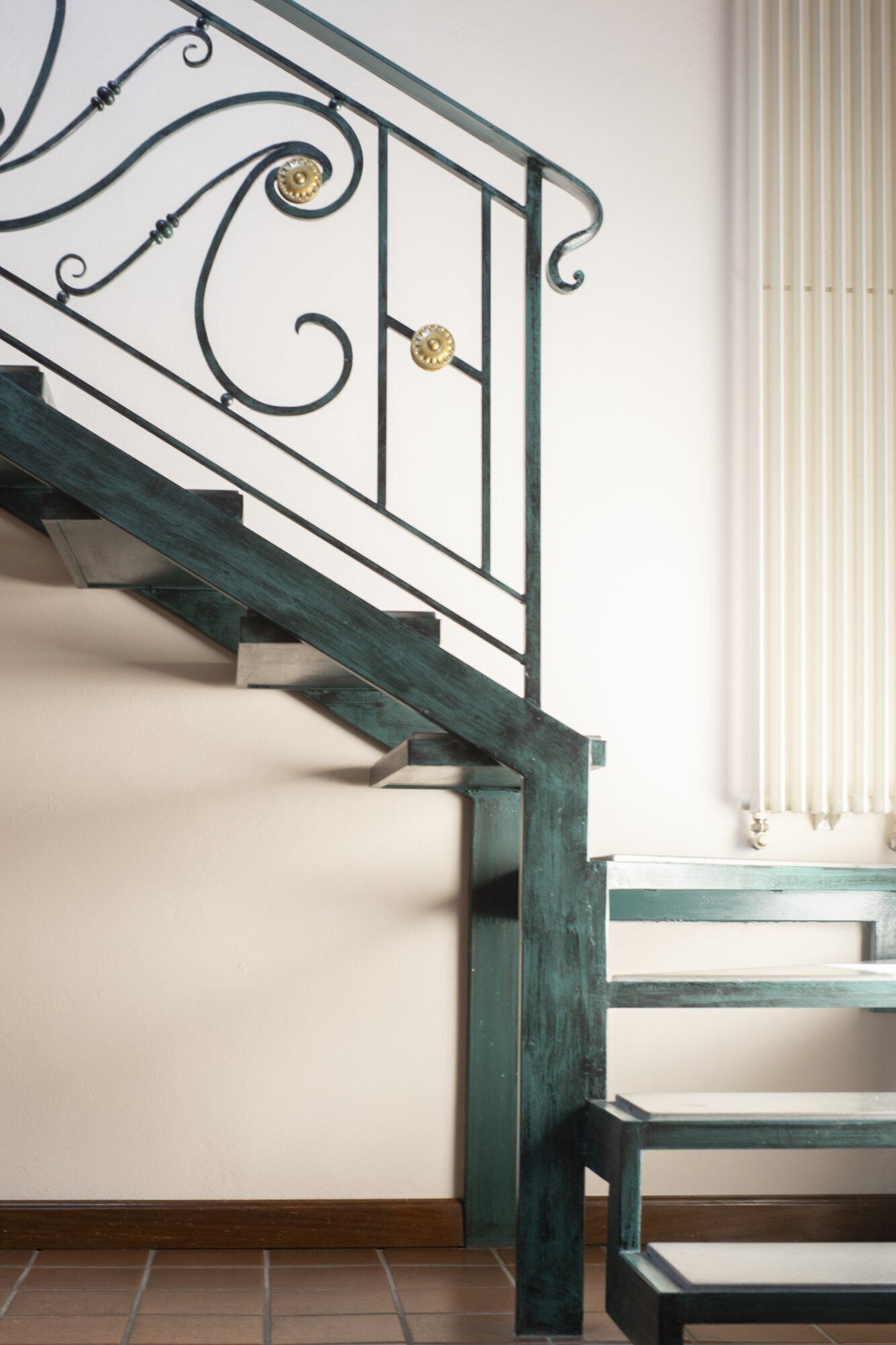 Un escalier avec une rampe en métal et des marches en bois.