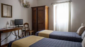 Desk, soundproofing, free WiFi, bed sheets