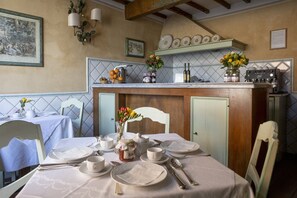 Daily local cuisine breakfast (EUR 6 per person) - B&B Le Cannelle Fiesole (Fiesole)