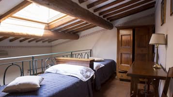 Escritorio, sistema de insonorización, wifi gratis y ropa de cama