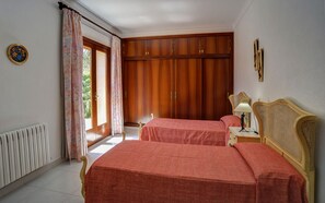 3 bedrooms, in-room safe, iron/ironing board, free WiFi - Holiday home Toni i na Bel, wonderful panoramic sea views, pool, Wi-Fi and A/C (S' Horta)