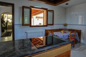 Fridge, microwave, oven, stovetop - Holiday home Toni i na Bel, wonderful panoramic sea views, pool, Wi-Fi and A/C (S' Horta)
