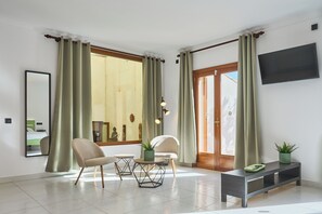 3 chambres, coffres-forts dans les chambres, fer et planche à repasser