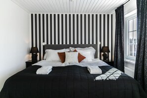 ستائر تعتيم وتجهيزات عازلة للصوت ومكواة/لوح كي وأسرّة قابلة للطي