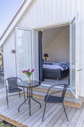A bedroom with a bed, a nightstand, and a lamp. - Business Home Club (Lidköping)