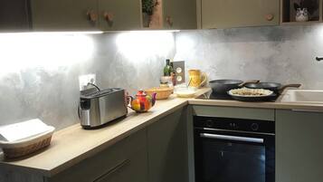 Coffee/tea maker, fridge, microwave, oven