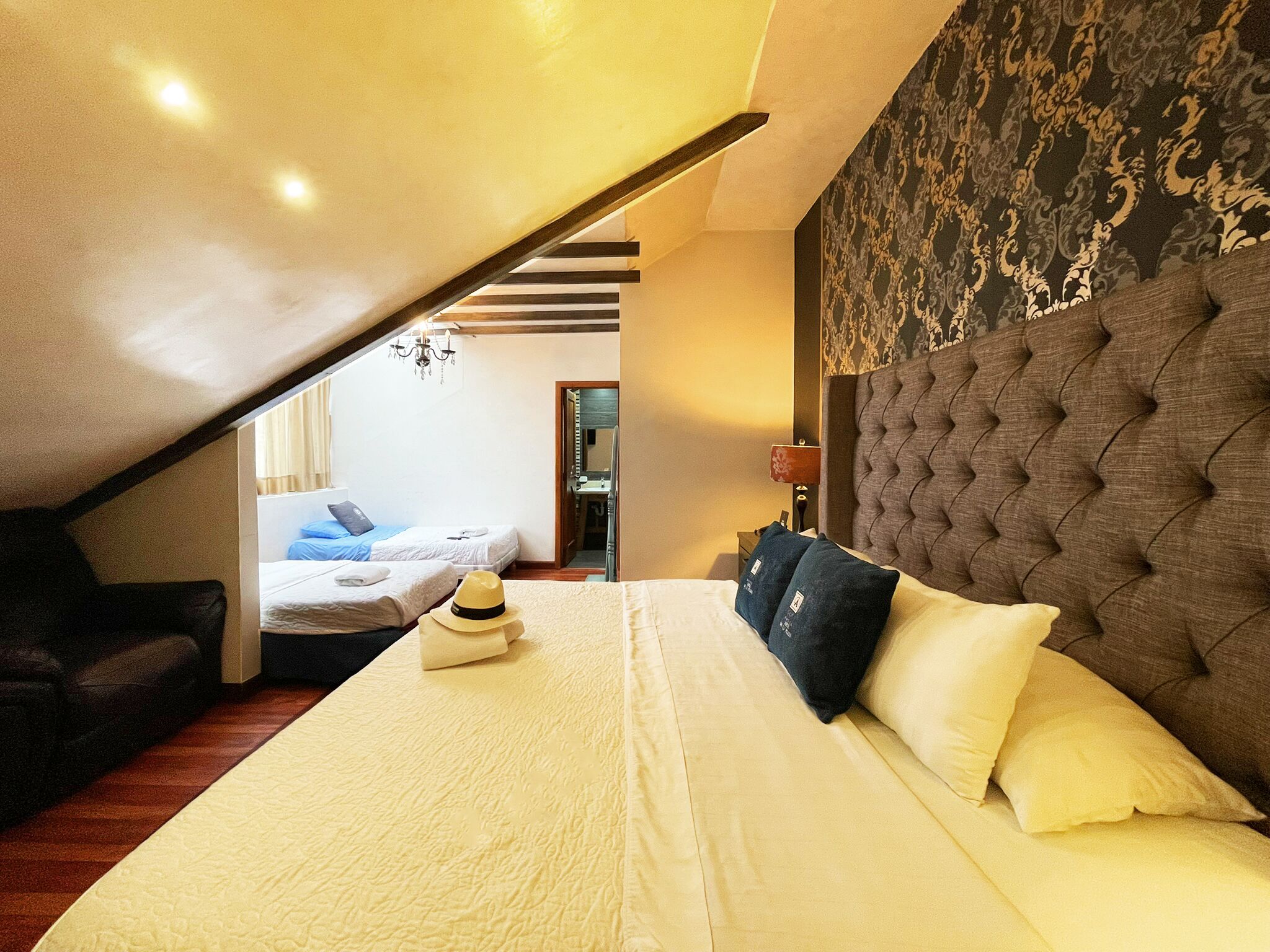 Familie driepersoonskamer, uitzicht op de stad | Luxe beddengoed, geluiddichte muren, gratis wifi, beddengoed