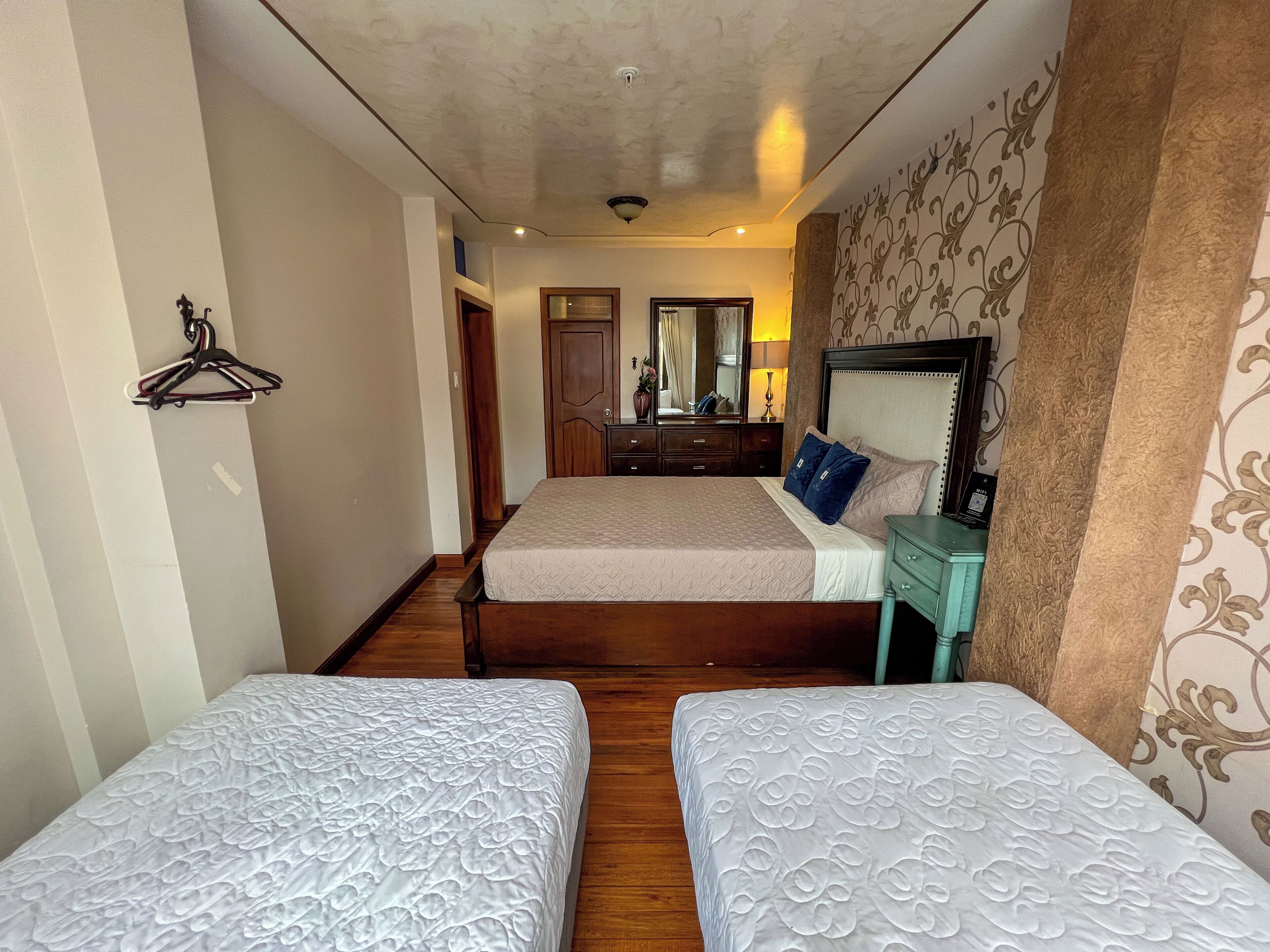 Familie driepersoonskamer, uitzicht op de binnenplaats | Luxe beddengoed, geluiddichte muren, gratis wifi, beddengoed