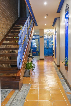 Interior entrance - Hotel Azul de la Plaza (Cuenca)