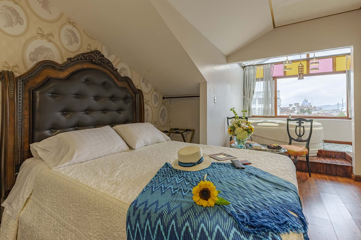 Romantisches Zimmer, 1 Queen-Bett, Stadtblick | Hochwertige Bettwaren, schallisolierte Zimmer, kostenloses WLAN