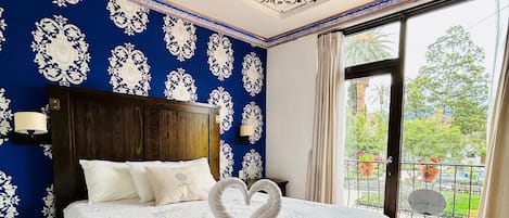 Romantic Room | Premium bedding, soundproofing, free WiFi, bed sheets