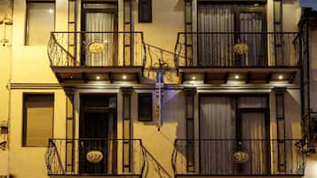 Bagian depan properti - sore/malam