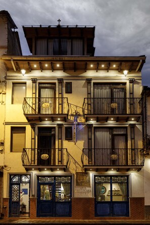 A multi-story building with balconies, a sign for "AZUL DE INPLAZA," and a visible entrance. - Hotel Azul de la Plaza (Cuenca)