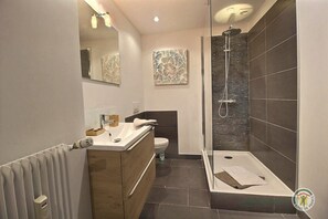 Dusche, Haartrockner, Handtücher, Seife