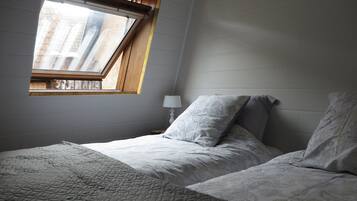 2 slaapkamers, een strijkplank/strijkijzer, reisbedje, gratis wifi