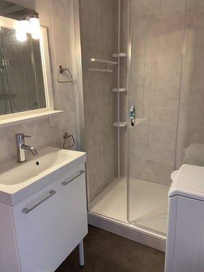 Badewanne, Haartrockner, Toilettenpapier