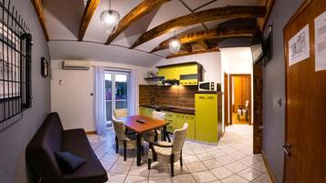 Apartment (4) | Private kitchen | Full-size fridge, microwave, oven, stovetop