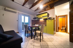 Apartment (4) | Private kitchen | Full-size fridge, microwave, oven, stovetop - Apartments Sanic 518 (Lopar)