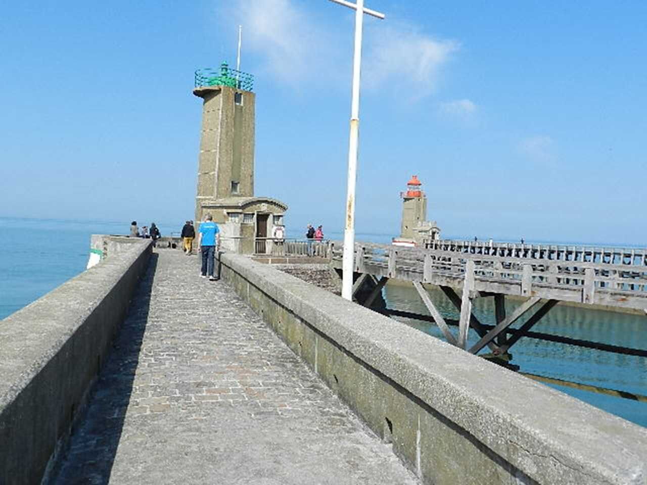 Une jetée avec un phare et une digue.