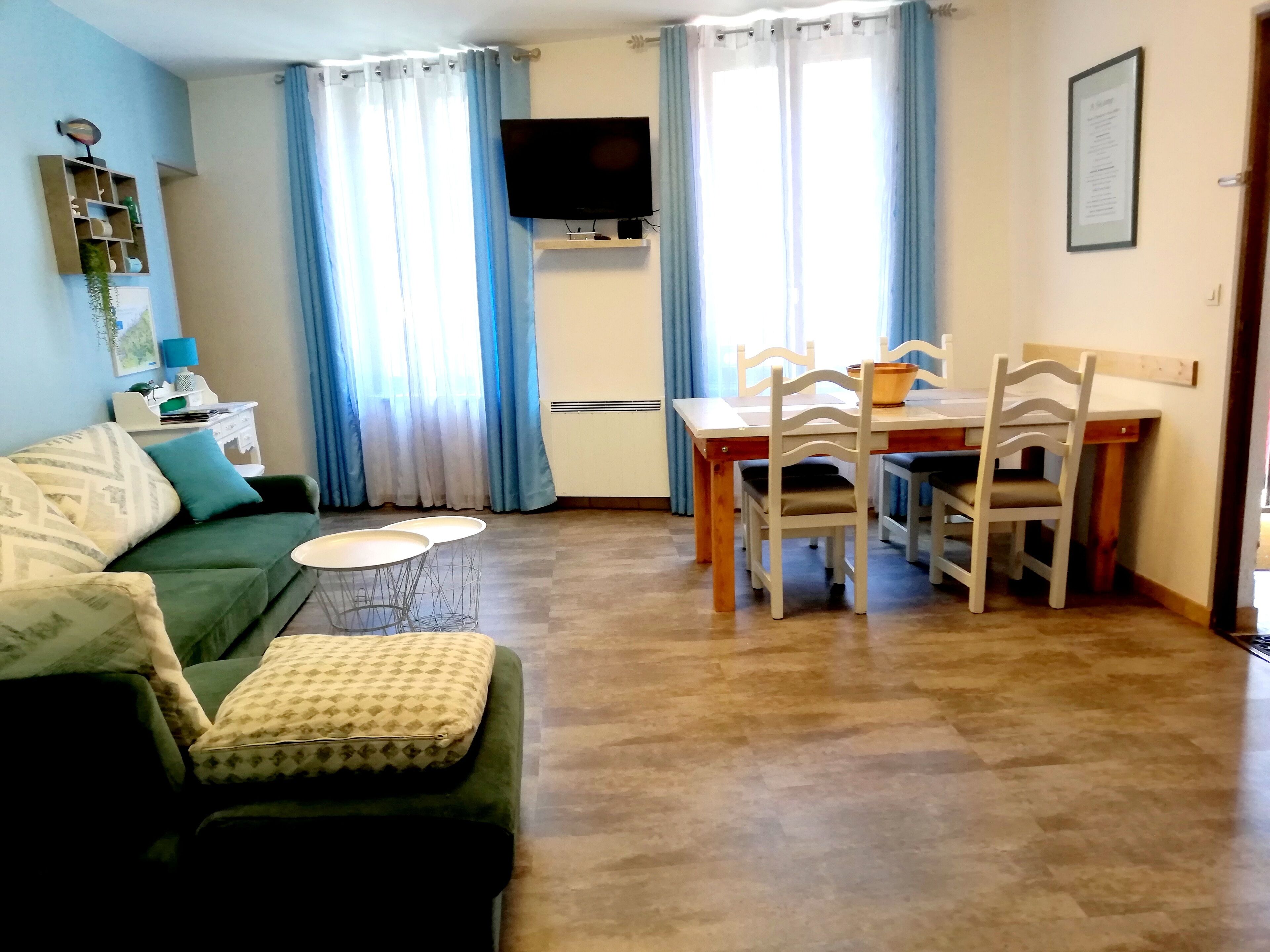 Een televisie en een kantoor