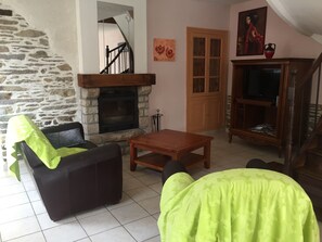Fernseher, Kamin, Stereoanlage