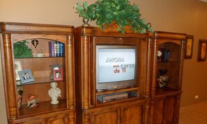 Condo, 1 habitación | Televisión