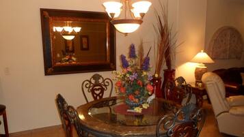 Condo, 1 Bedroom | Makan dalam bilik