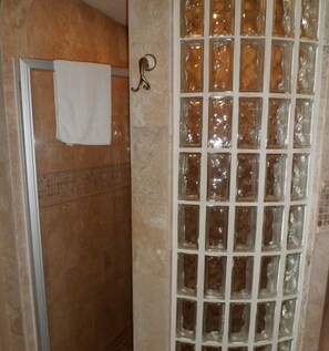 Condo, 1 habitación | Regadera en el baño