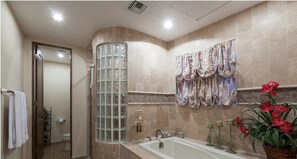 Condo, 2 habitaciones | Regadera en el baño