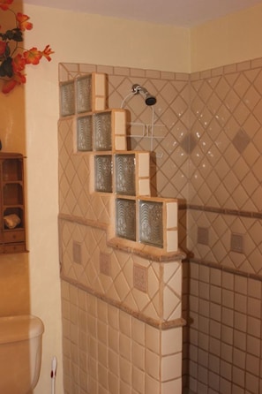 Condo, 3 habitaciones | Regadera en el baño