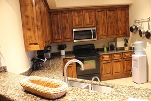 Condo, 2 habitaciones | Cocina privada | Refrigerador, parrilla de estufa y lavavajillas 