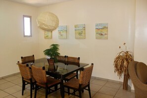Condo, 2 habitaciones | Servicio a la habitación
