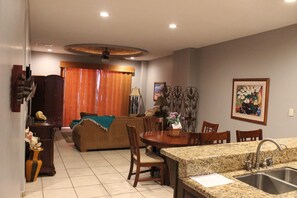 Condo, 1 habitación | Área de sala de estar | Televisión de pantalla plana 