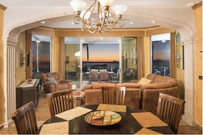 Apartamento, 3 habitaciones | Servicio de comidas en la habitación